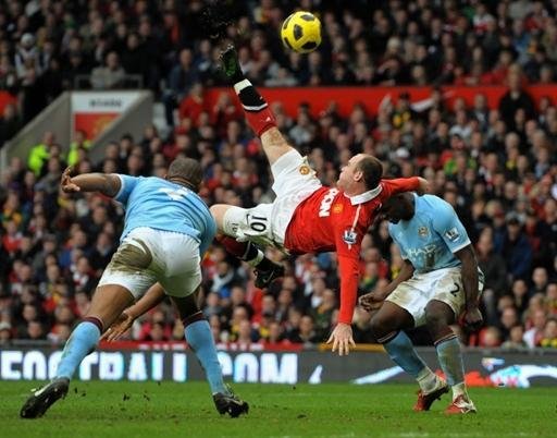 Rooney marca de bicicleta e Manchester United vence cl&aacute;ssico contra o City