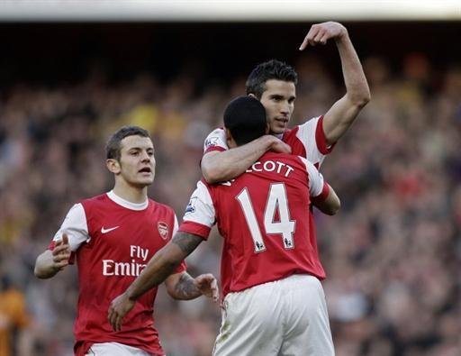 Arsenal espanta a zebra e mant&eacute;m persegui&ccedil;&atilde;o ao l&iacute;der