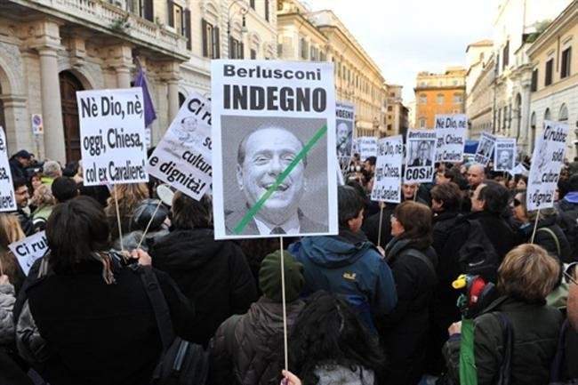 Manifestantes pedem sa&iacute;da de Berlusconi em Roma