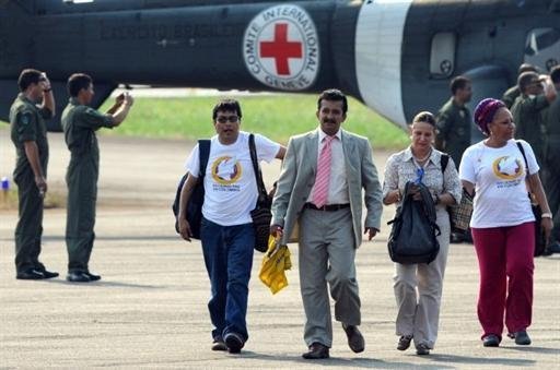 FAB auxilia no resgate de tr&ecirc;s ref&eacute;ns das Farc no domingo. No s&aacute;bado, vereador Acu&ntilde;a foi salvo