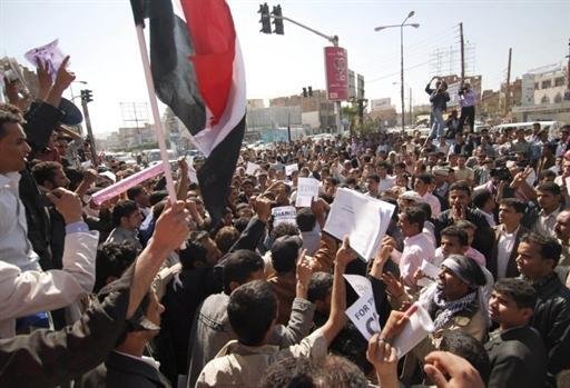 Milhares de pessoas que tentaram chegar &agrave; pra&ccedil;a central da capital Sanaa foram contidas pela pol&iacute;cia