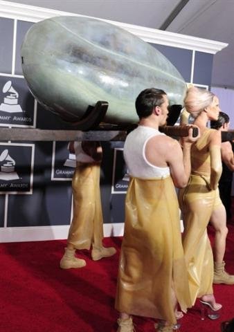 Lady Gaga chega ao pr&ecirc;mio Grammy dentro de um ovo