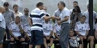 Ronaldo é apoiado por torcedores e comove o Corinthians em CT