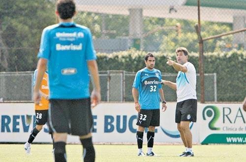 Aos poucos ele vai se soltando, garante Adilson sobre Escudero