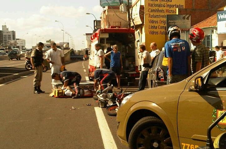 Motociclista colidiu contra a traseira de um Gol e recebe atendimento