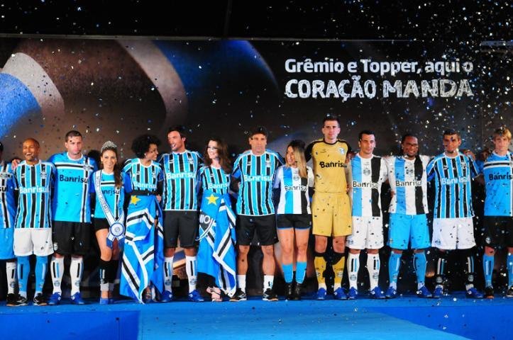 Gr&ecirc;mio faz festa e mostra novo uniforme no Ol&iacute;mpico
