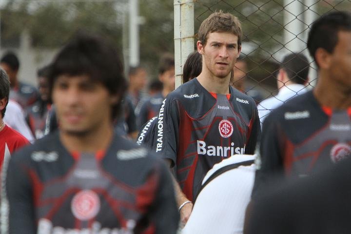 Dores no p&eacute; podem tirar Bolatti do banco de reservas do Inter 