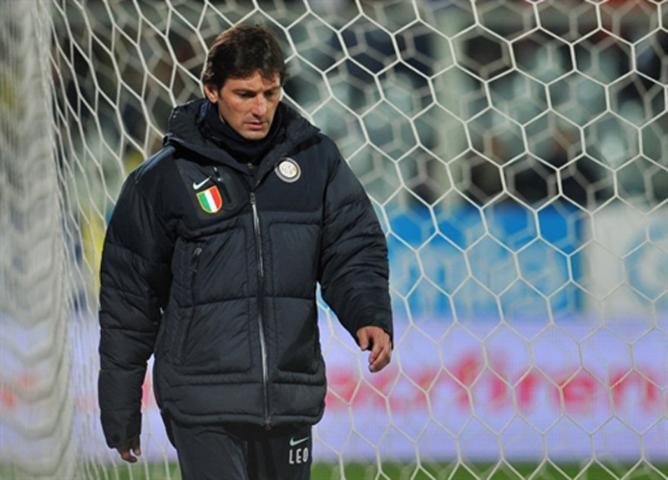 Equipe do t&eacute;cnico Leonardo est&aacute; cinco pontos atr&aacute;s do Milan