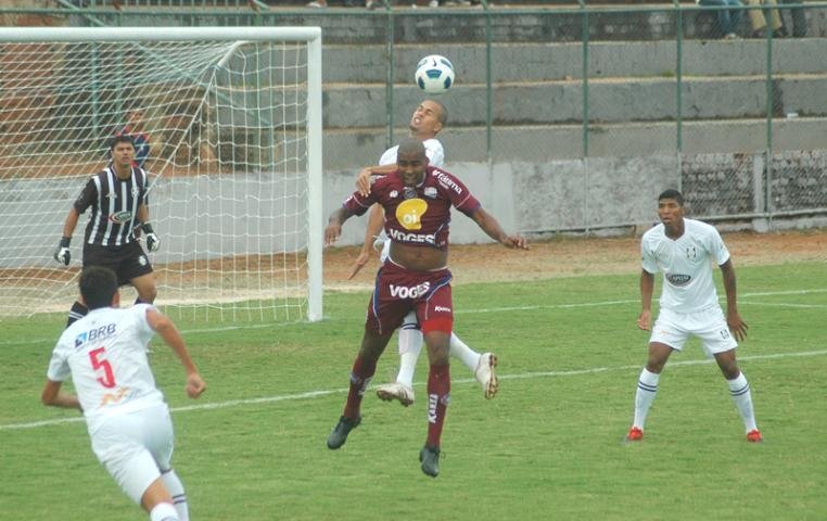 Lima foi o destaque, anotando dois gols