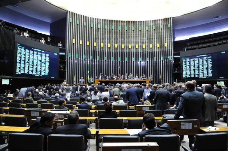 C&acirc;mara dos Deputados rejeita emendas e confirma m&iacute;nimo de R$ 545
