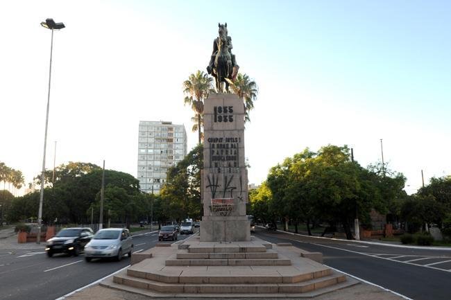 Faixas contra aumento das passagens s&atilde;o fixadas no monumento de Bento Gon&ccedil;alves em Porto Alegre