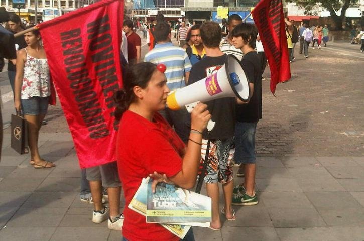 Outra manifesta&ccedil;&atilde;o, tamb&eacute;m no Centro de Porto Alegre, critica o aumento das passagens na Capital