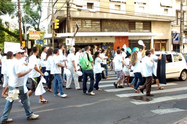 Familiares e amigos de comerciante morto protestaram contra inseguran&ccedil;a no bairro Floresta