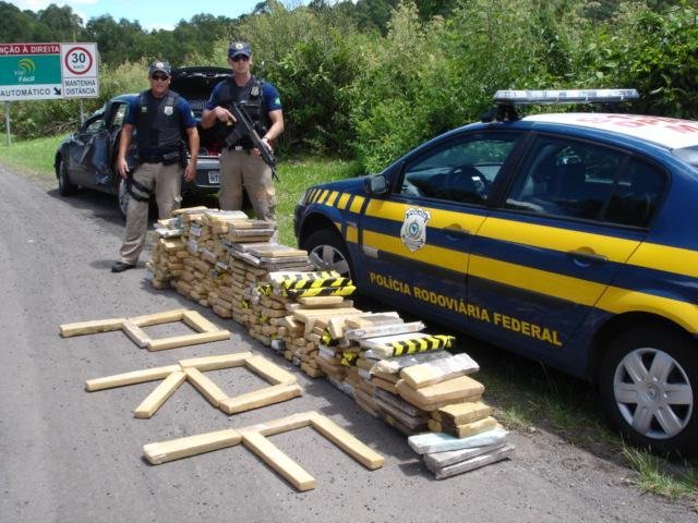 Vectra que circulava com quase meia tonelada de maconha tinha placas clonadas 