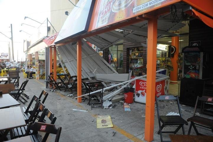 Segue em estado grave jovem atingida por marquise no litoral