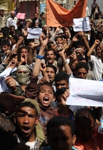 Os enfrentamentos continuaram noite adentro em v&aacute;rios bairros de Aden entre manifestantes que exigem a queda do regime de Ali Abdallah Saleh, no poder h&aacute; 32 anos