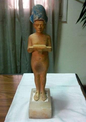 Est&aacute;tua roubada do fara&oacute; Akhenaton &eacute;encontrada perto de lixo no Egito