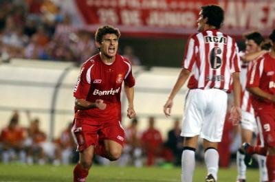 No Twitter, Alex revela que pode voltar ao Inter em mar&ccedil;o