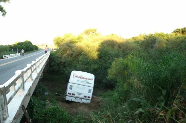 &Ocirc;nibus da Banda Destaque caiu em um arroio durante a madrugada e uma mulher morreu