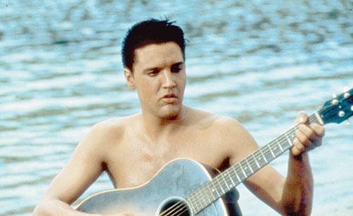 No domingo, a atra&ccedil;&atilde;o &eacute; um filme estrelado por Elvis Presley, O Seresteiro de Acapulco