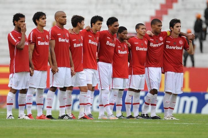 Jogadores fizeram uma corrente durante a cobran&ccedil;a de p&ecirc;naltis