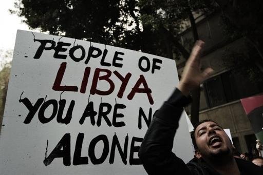 No Egito, manifestantes apoiam protestos contra governo de Moamer Kadhafi