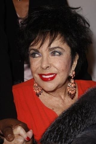 Elizabeth Taylor supera problema card&iacute;aco, mas segue internada