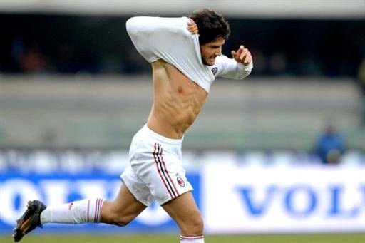 Milan vence Chievo no Italiano com gols de brasileiros