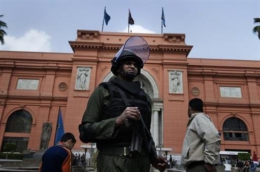 Soldado faz guarda em frente ao Museu do Cairo