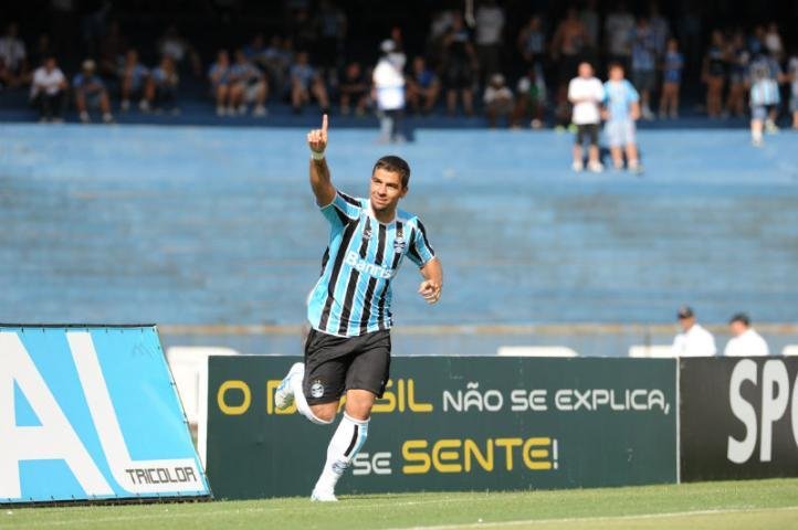 Dupla de ataque gremista comemora entrosamento e gols
