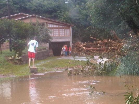 Pontes e estradas destru&iacute;das dificultam deslocamento de moradores