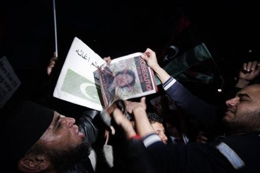 Manifestantes protestam contra o l&iacute;der Muammar Gaddafi 