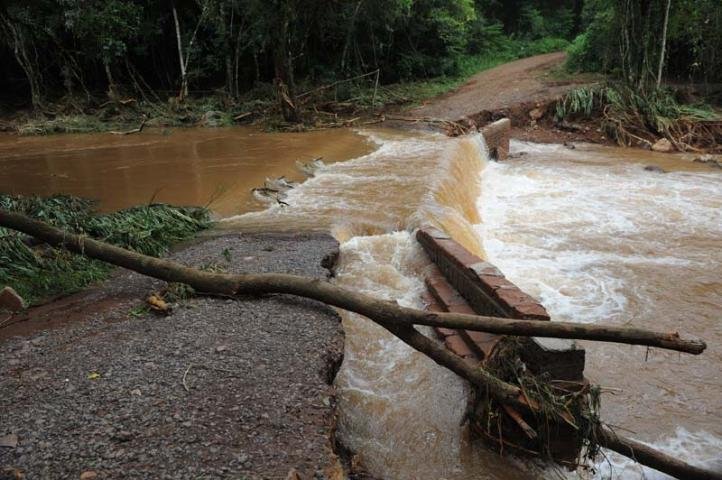Aumento do n&iacute;vel de rios derruba pontes no Vale dos Sinos