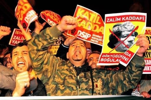 Moradores de Tr&iacute;poli denunciam massacre em bairros da capital da L&iacute;bia. Manifestantes turcos protestam em frente &agrave; embaixada da L&iacute;bia
