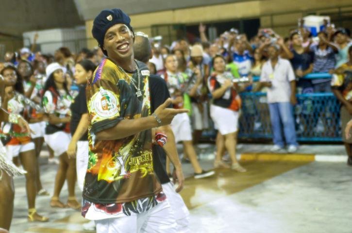 Devendo em campo, Ronaldinho &eacute; atra&ccedil;&atilde;o no carnaval carioca