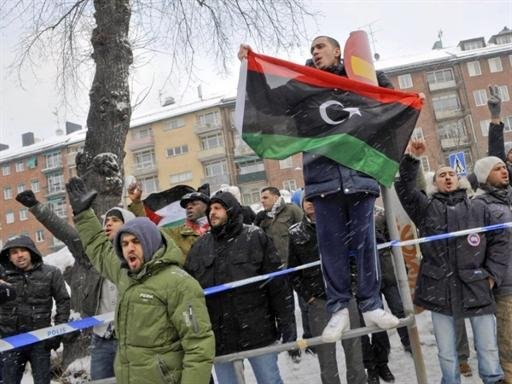 Agentes do governo atiram de helic&oacute;pteros contra manifestantes na L&iacute;bia