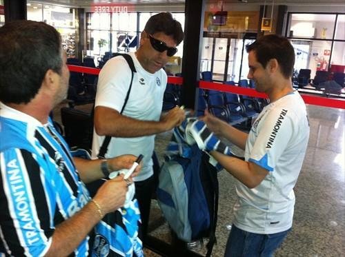 Avi&atilde;o do Gr&ecirc;mio faz &uacute;ltima parada antes do desembarque na Col&ocirc;mbia