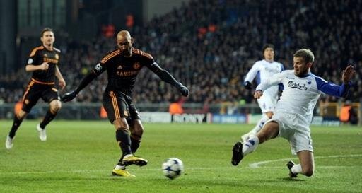 Anelka faz dois e deixa o Chelsea perto da classifica&ccedil;&atilde;o