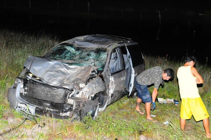 Vaca na pista causa acidente com dois carros em Imb&eacute;