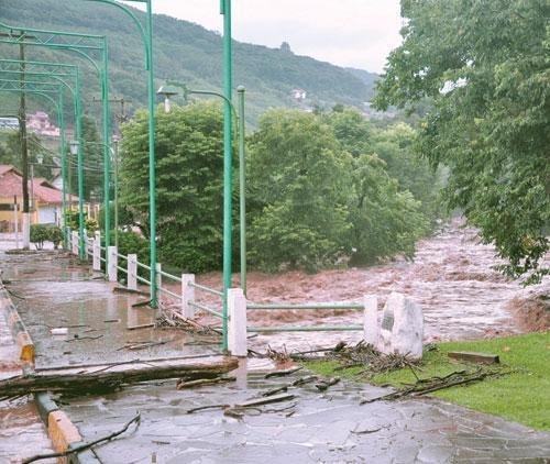 Enxurrada suspende aulas em Morro Reuter