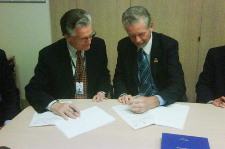 Prefeito de Porto Alegre assina contrato para constru&ccedil;&atilde;o do Hospital da Restinga
