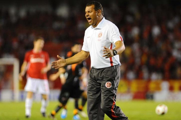 Celso Roth ainda colocou Alecsandro nos minutos finais da partida
