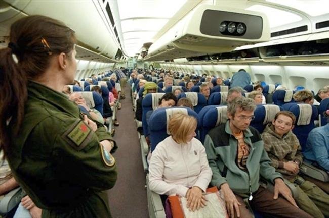 Estrangeiros j&aacute; dentro do avi&atilde;o