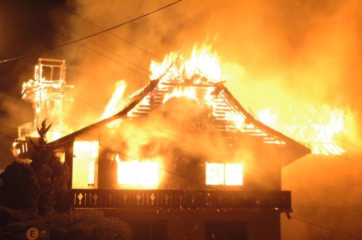 Pol&iacute;cia investiga causa de inc&ecirc;ndio em Caf&eacute; Colonial de Gramado