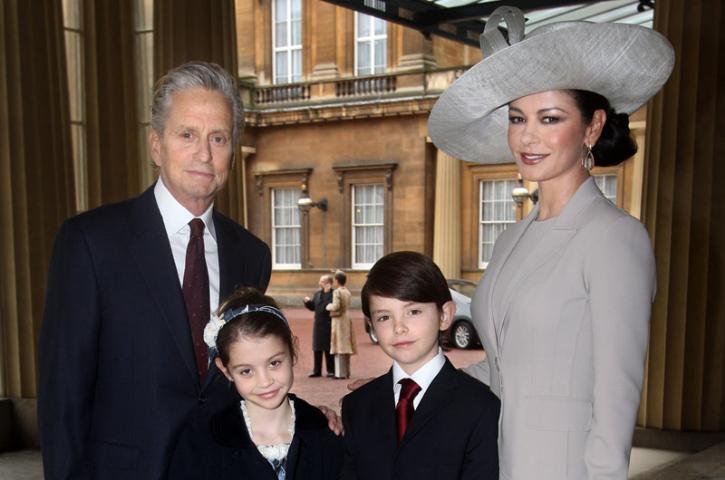 Atriz brit&acirc;nica estava com o marido, o ator Michael Douglas, e os dois filhos