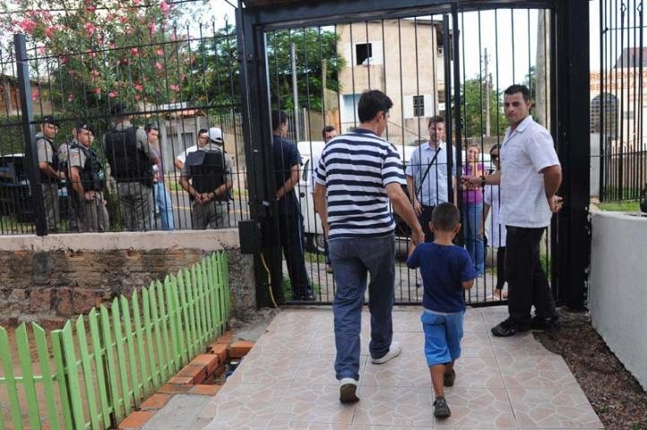 Justi&ccedil;a manda retirar beb&ecirc;s de abrigo, em Porto Alegre