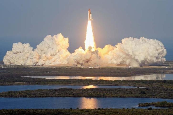 A Discovery decolou do Centro Espacial Kennedy, em Cabo Ca&ntilde;averal, &agrave;s 18h pelo hor&aacute;rio de Bras&iacute;lia