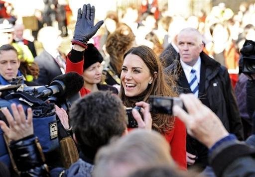 William e Kate visitam universidade onde se conheceram