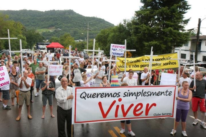 Moradores de Encantado bloqueiam rodovia em protesto