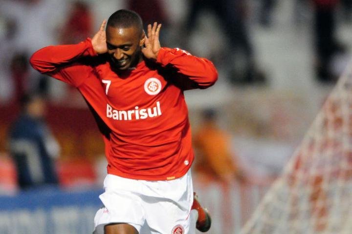 Ex-atacante do Inter Bola&ntilde;os &eacute; baleado no Equador
